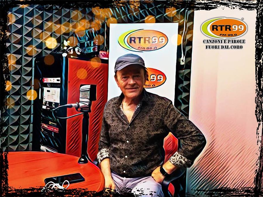 Dodi Battaglia nello studio di Radio RTR 99