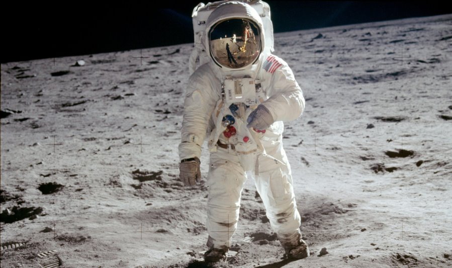 Buzz Aldrin. Neil Armstrong nel riflesso del casco