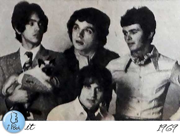1969 - Da sinistra: Dodi Battaglia, Valerio Negrini, Roby Facchinetti. Seduto Riccardo Fogli.